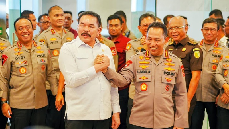 Kapolri Jenderal Listyo Sigit Prabowo dan Jaksa Agung ST Burhanuddin menunjukkan kekompakan. Keduanya bertemu di Gedung Kejaksaan Agung, Jakarta Selatan, Senin (13/7/2026) - Foto: Dok. Humas Polri -