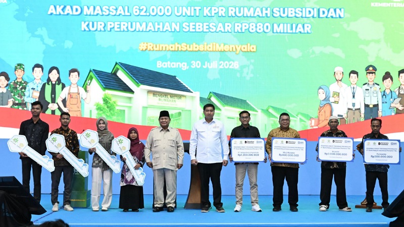 Presiden Prabowo Subianto didampingi Menteri PKP Maruarar Sirait saat akad massal 62.710 unit KPR Rumah Subsidi dan KUR Perumahan yang digelar serentak di 36 provinsi, Kamis (30/7/2026). - Foto: Dok Kemen PKP/RMN -