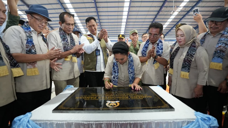 Ketua Komisi IV DPR RI Siti Hediati Soeharto atau Titiek Soeharto meresmikan Gudang Komoditas Pangan (GKP) Perum Bulog berkapasitas 3.500 ton di  Banjarbaru - Foto: Dok. Buleg -