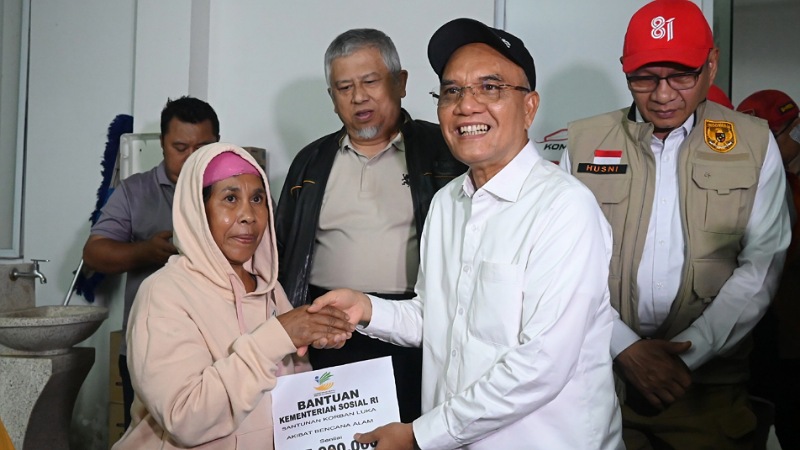 Ketua Komisi VIII Marwan Dasopang saat meninjau Posko Utama Penanganan Darurat Bencana di Labuan Bajo, Manggarai Barat, NTT, Minggu (23/8/2026). - Humas DPR -