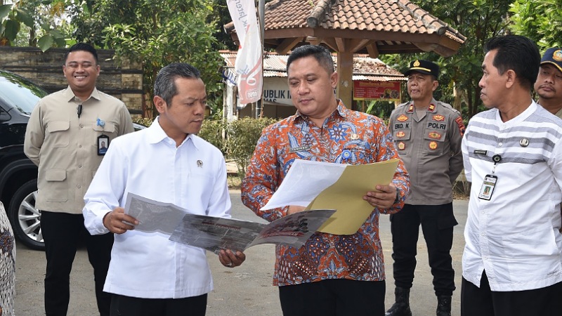 Wamendikdasmen Fajar Riza Ul Haq saat meninjau lokasi pembangunan SNT di Kabupaten Banyumas, Jawa Tengah, Jumat (31/7/2026). - Foto: Dok Kemndikdasmen -