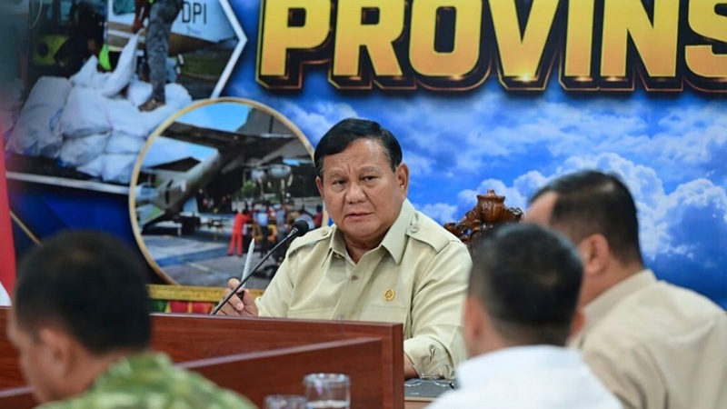 Presiden Prabowo Subianto saat memimpin rapat koordinasi penanganan karhutla di Posko Aju Lanud TNI AU Roesmin Nurjadin, Pekanbaru, Riau, Senin (24/8/2026). - BPMI Setpres -