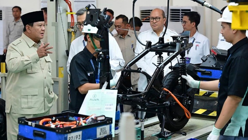 Presiden Prabowo Subanto saat meninjau produksi Motor Listrik Nasional (MoLiNas) beserta ekosistem pendukungnya di Fasilitas Produksi ALVA, Cikarang, Kabupaten Bekasi, Jawa Barat, Kamis (13/8/2026). - BPMI Setpres -