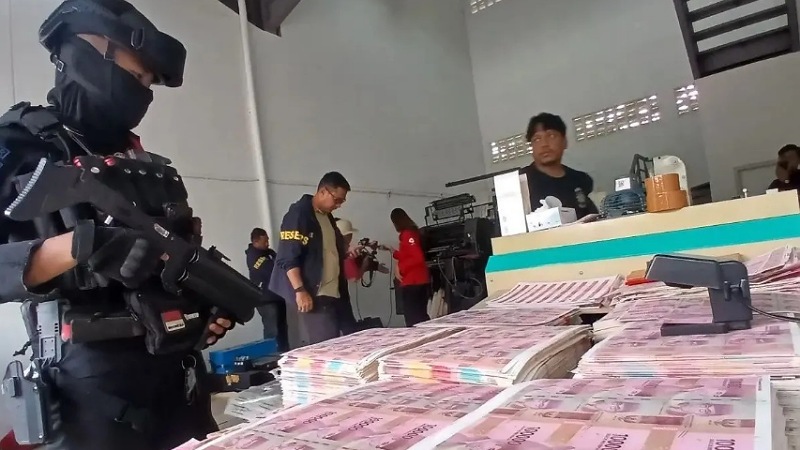 Polisi menggagalkan upaya produksi dan peredaran 360.000 lembar uang palsu pecahan Rp100 ribu dengan nilai mencapai Rp36 miliar dari sebuah tempat produksi di Ruko Taman Tekno, Setu, Tangerang Selatan. - Humas Polri -