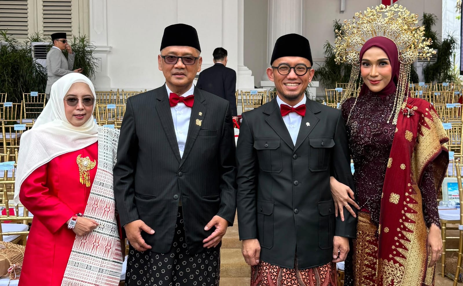 Menhaj RI Mochamad Irfan Yusuf dan Wamenhaj RI Dahnil Anzar Simanjuntak berfoto bersama dengan didampingi istri masing-masing di sela-sela kegiatan Peringatan HUT ke-81 Kemerdekaan RI di halaman Istana Merdeka, Jakarta, pada Senin, 17 Agustus 2026. - Ist