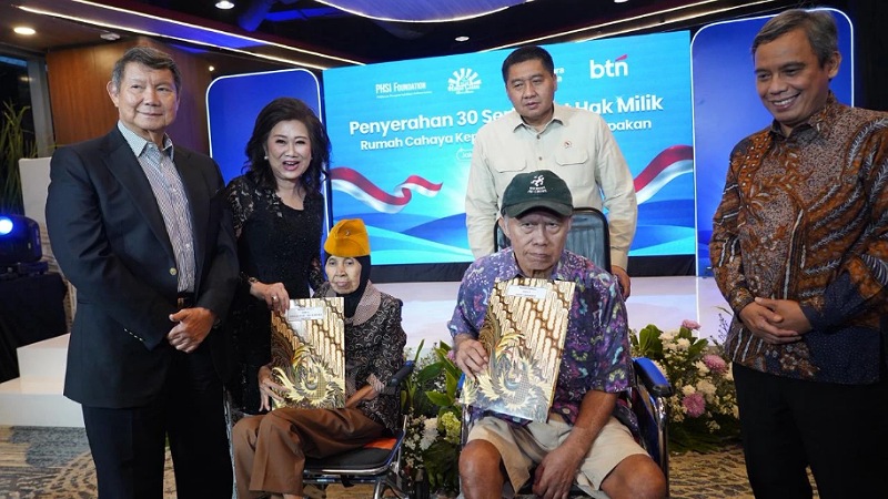 Menteri PKP Maruarar Sirait bersama Ketua Satgas Perumahan Hashim Djojohadikusumo saat menghadiri penyerahan Sertipikat Hak Milik Rumah Cahaya kepada para “Pahlawan Terlupakan” di Menara 2 BTN, Jakarta, Senin (31/8/2026). - Foto: Dok. Kementerian PKP -