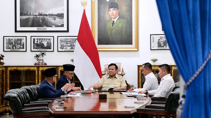 Presiden Prabowo Subianto saat menerima menerima Menteri Haji dan Umrah Mochamad Irfan Yusuf dan Wamenhaj Dahnil Anzar Simanjuntak di Kompleks Istana Kepresidenan Jakarta, Senin (28/9/2026). - Foto: Setkab RI -