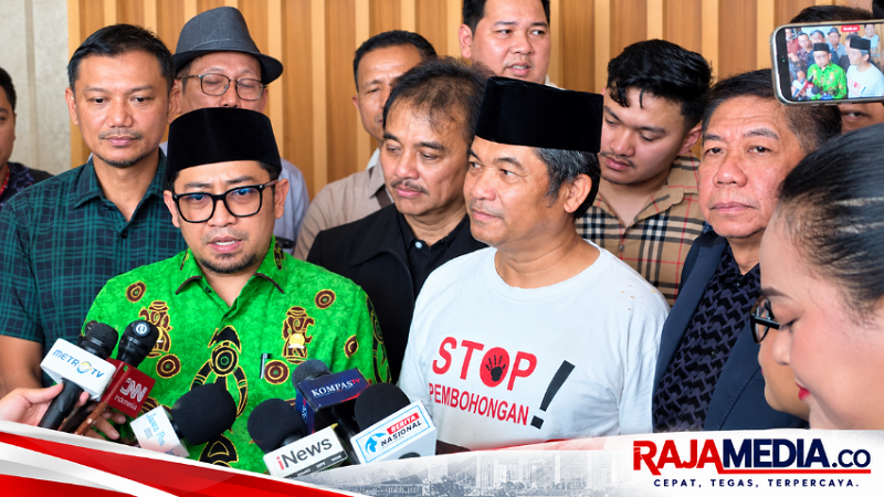 Anggota Komisi II DPR RI Muhammad Khozin dan perwakilan masyarakat sipil menyampaikan keterangan pers terkait hak angket Ijazah Gibran - RMN -