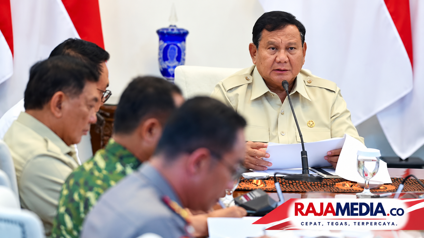 Presiden Prabowo Subianto saat memimpin rapat terbatas penanganan karhutla secara hibrida dari Istana Merdeka, Senin (12/10/2026). - Foto: Setkab RI/RMN -