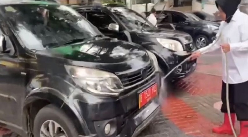 Tangkapan layar Mensos Tri Rismaharini sedang cuci mobil anak buah.