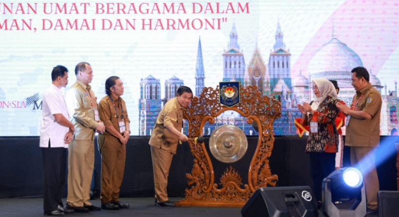 Sekjen Kemendagri Suhajar Diantoro memukul Gong membuka acara Rakornas Pemerintah Daerah dan Forum Kerukunan Umat Beragama/Repro