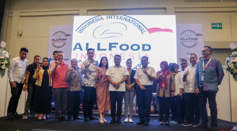 Kepala Staf Kepresidenan Moeldoko dengan Pj Gubernur Banten Al Muktabar berfoto bersama dalam Pameran Allfood Indonesia 2023 di Indonesia Convention Exhibition ICE BSD, Kabupaten Tangerang, Jumat (17/3)/Dok. Pemprov