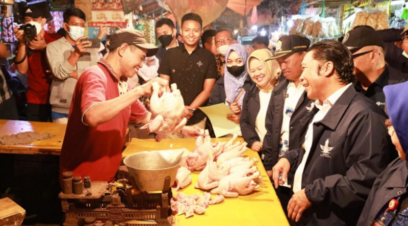 Pj Gubernur Banten Al Muktabar melakukan pemantauan barang dan harga kebutuhan pokok di Pasar Induk Rau Kota Serang/Repro