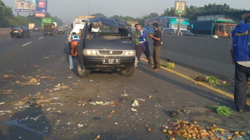 Mobil pembawa sayur terbalik di Tol Jakarta-Tangerang/IST