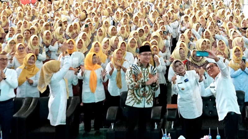 Bupati Serang Ratu Tatu Chasanah dan Pembina Guru PAUD Andika Hazrumy di acara  Seminar Pendidikan bagi Kepala Satuan PAUD di Aula Kampus Untirta Sindangsari, Rabu (15/3)/Ist