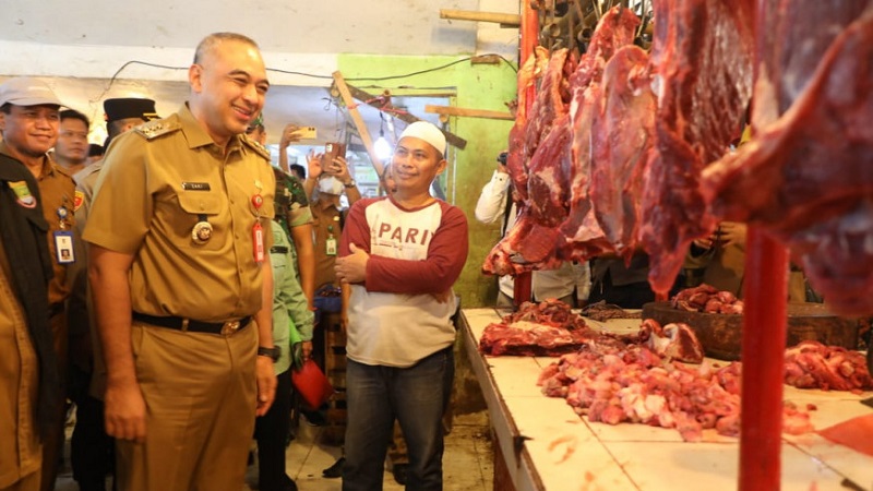 Bupati Tangerang Ahmed Zaki Iskandar saat peninjauan harga bahan pokok jelang lebaran. (Foto: Dok Diskominfo)