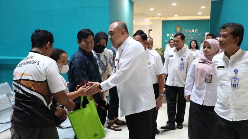 Bupati Tangerang Ahmed Zaki Iskandar saat meninjau pelayanan OPD pasca libur Idul Fitri1444 H. (Foto: Dok. Prokopim)