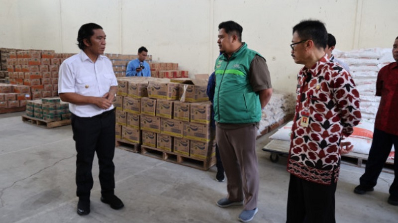 Pj Gubernur Banten Al Muktabar melakukan pemantauan komoditas saat bulan ramadan. (Dok. Pemprov Banten)