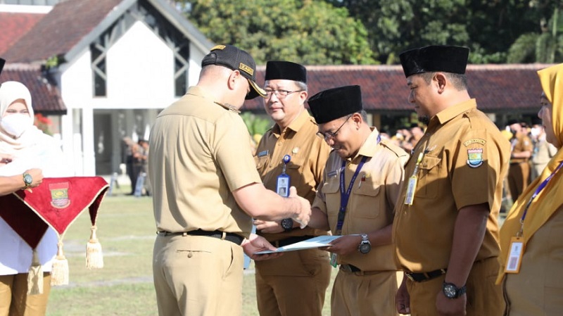 Bupati Tangerang Ahmed Zaki Iskandar saat Apel Senin Pagi di Lapangan Maulana Yudha Negara, Puspemkab Tigaraksa, Senin (3/4). (Dok. Pemkab Tangerang)