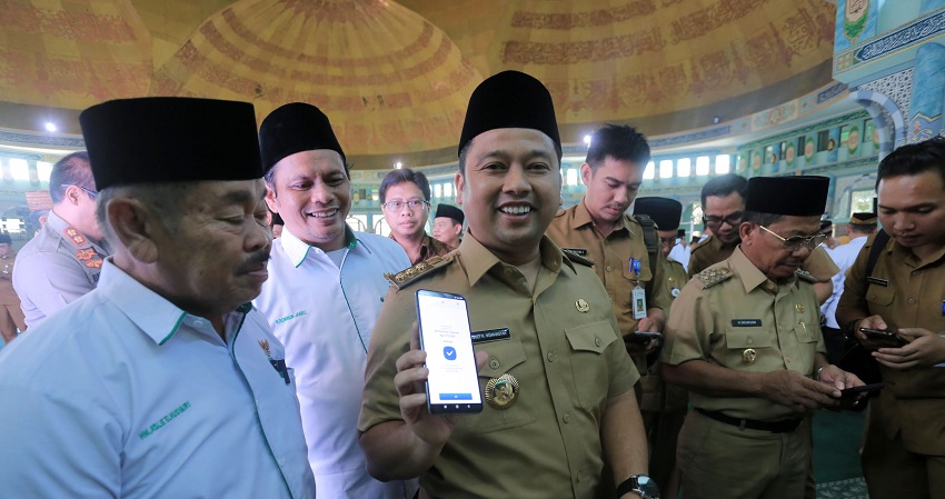 Walikota Tangerang Arief Wismansyah memperlihatkan dirinya telah membayar zakat. (Dok. Pemkot Tagerang)