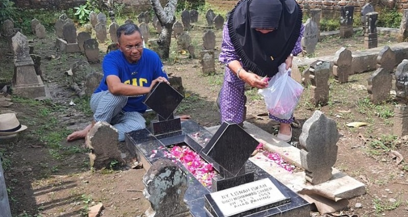 Dahlan Iskan melakukan safari Ramadan dimulai dari nyekar ke makam ibunya Siti Khalisnah.--