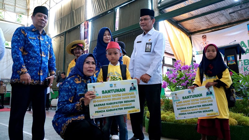 Bupati Serang Ratu Tatu Chasanah saat memberikan santunan buat anak yatim dan dhuafa. (Foto: Istiqomat)