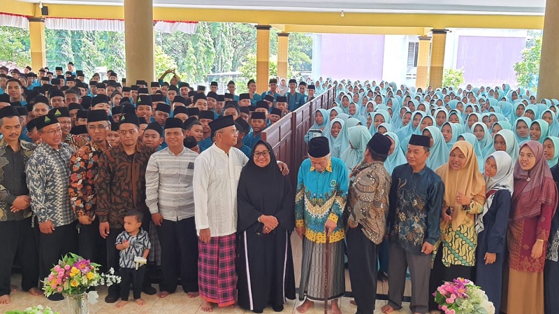 Dahlan Iskan dan istri, Napsiah Sabri, di Pondok Pesantren Sabilil Mutttaqin, Pangandaran. (Foto: Disway)