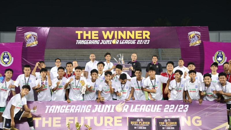 Bupati Tangerang, Ahmed Zaki Iskandar berfoto bersama juara Kompetisi Tangerang Junior League (TJL) 2023. (Foto: Dok Pemkab)