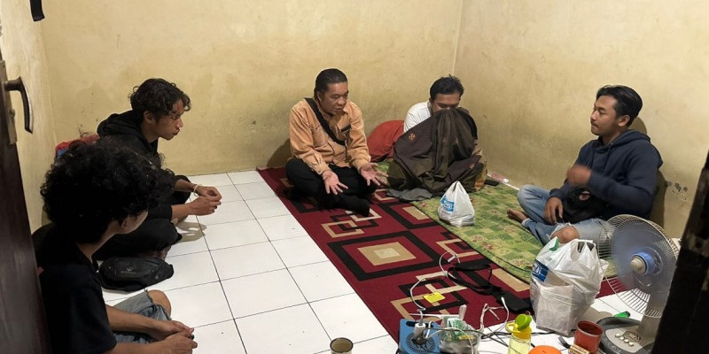 Pj Gubernur Banten Al Muktabar menengok serta berdialog dengan mahasiswa yang berunjukrasa di Kantor Gubernur Banten. (Foto: Repro)