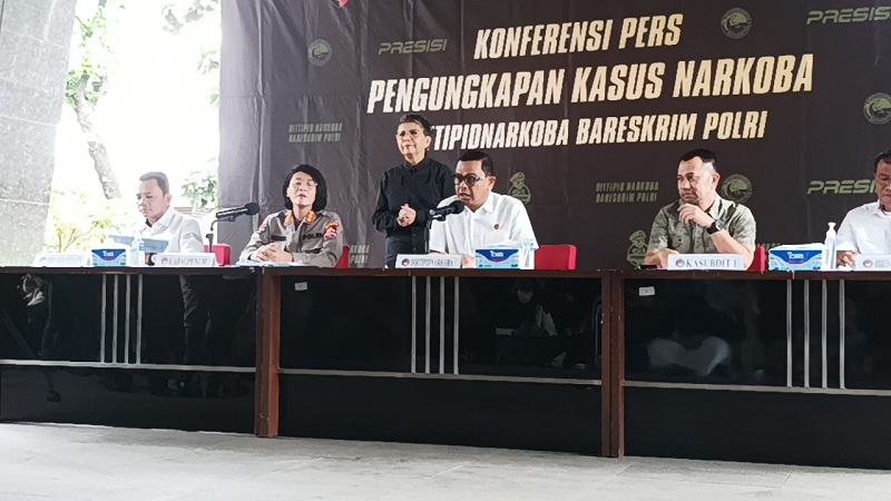 Rilis pengungkapan kasus narkoba sebanyak 264 kilogram sabu cair di perairan Pandeglang, Banten. (Foto: Disway)(Foto: Disway)