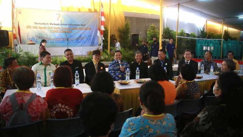 Walikota Tangerang, Arief R. Wismansyah saat menghadiri HUT ke–75 Gereja Hati Santa Perawan Maria Tak Bernoda (HSPMTB) Paroki Kota Tangerang, Sabtu (27/5). (Foto: Dok Pemkot)