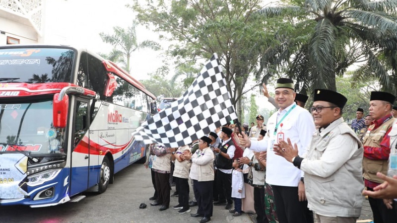 Bupati Tangerang Ahmed Zaki Iskandar saat melepas jemaah haji asal Kabupaten Tangerang. (Foto: Dok. Pemkab)