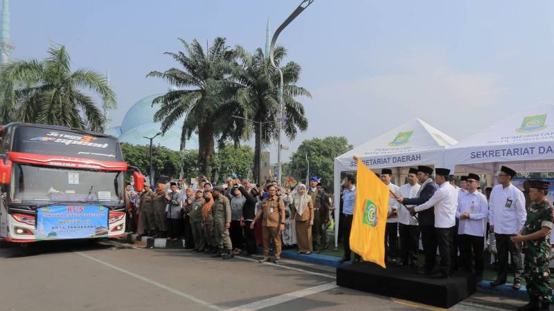 Pj Gubernur Banten Al Muktabar bersama Walikota Tangerang Arief Wismanyah melepas 383 jemaah calon haji asal Kota Tangerang. {Foto: Dok Pemkot)