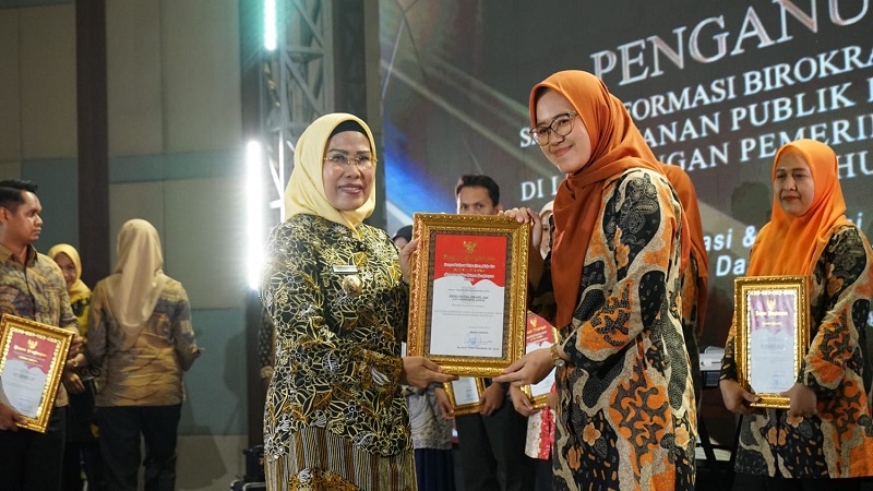 Penganugerahan SAKIP, RB, dan Standar Pelayanan Publik di Grand Soll Marina Hotel, Tangerang, Rabu (24/5). (Foto: Pemkab Serang)