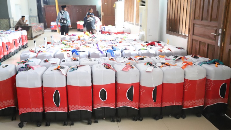 Koper jemaah dengan sarung (cover) sama berwarna putih dan merah. (Foto: Dok Kemenag)