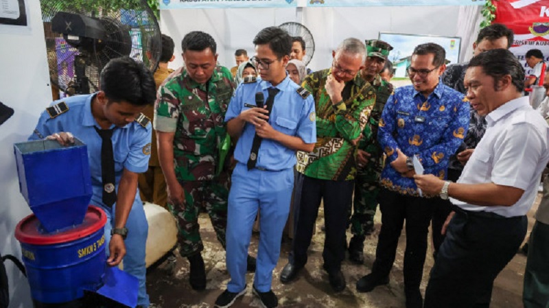 Pj Gubernur Banten saat mengunjungi stand Gelar Teknologi Tepat Guna (TTG) XVII Tingkat Provinsi Banten 2023 di kampus ITI, Tangsel. (Foto: Dok Pemprov)