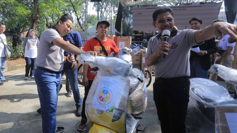 Walikota Tangerang Arief Wimsmansyah dan wakilnya Sacchrudin saat bagi-bagi hadiah pada puncak May Day. (Foto: Dok Pemkot)