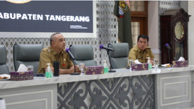 Bupati Tangerang Ahmed Zaki Iskandar saat memimpin rapat koordinasi dengan para camat di Aula Pendopo Bupati Tangerang, Senin (15/5). (Foto: Dok Pemkab)