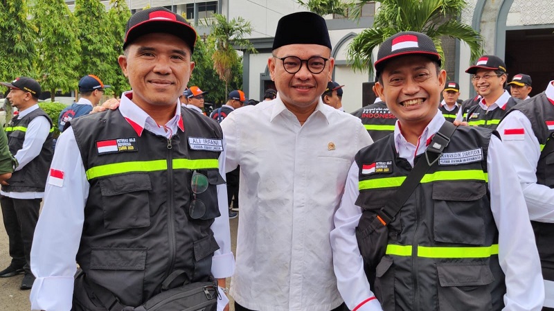 Wakil Ketua Komisi VIII DPR RI Tubagus Ace Hasan Syadzili berpose dengan dua petugas haji jelang keberangkatan ke Arab Saudi. (Foto: RMN)