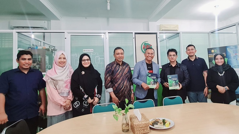 Dahlan Iskan di Atsiri Research Center, Universitas Syiah Kuala, Aceh. (Foto: Disway)