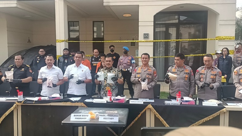 Pers rilis pengungkapan Pabrik Ekstasi di Tangerang.