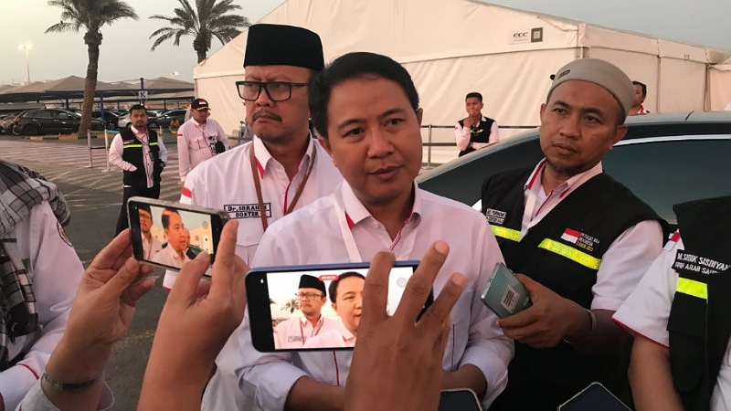 Dirjen PHU Hilman Latief memberikan keterangan pers terkait keterlambatan layanan Mashariq di Muzdalifah dan Mina. (Foto: Kemenag)