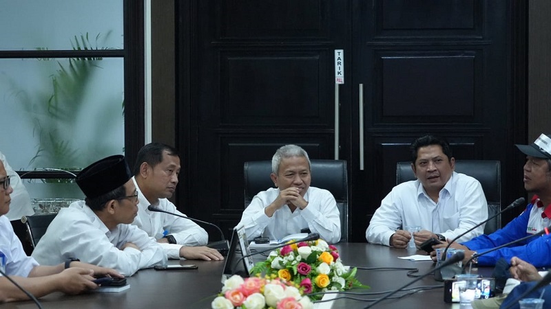 Sekjen Kemenag Nizar Ali dan beberapa pejabat Kemenag menerima audiensi perwakilan karyawan dan pekerja RS Haji Jakarta. (Foto: Dok Kemenag)