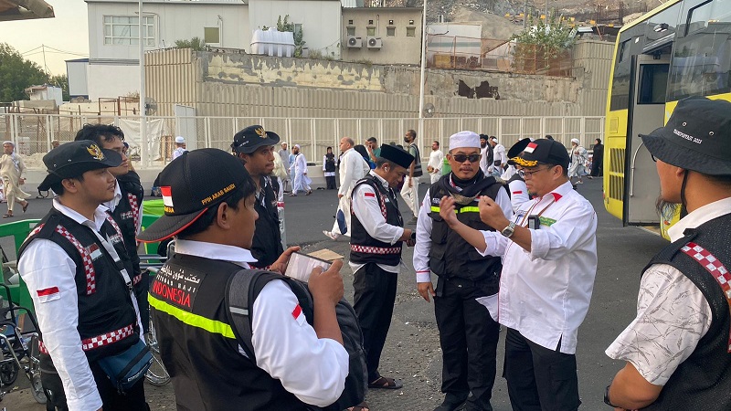 Kasi Transportasi Daker Makkah Asep Subhana beri arahan ke Tim Transportasi. (Foto: Dok MCH 2023)