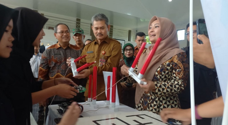 Kadis Pendidikan Provinsi Banten Tabrani dan Bupati Pandeglan Irna Narulita saat menghadiri Job Fair SMK 2 Pandeglang.