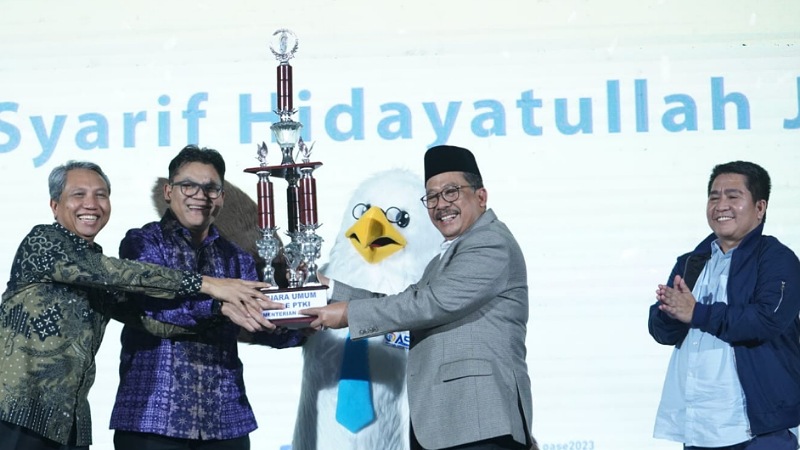 Wamenag Zainut Tauhid Sa'adi menyerahkan piala juara umum OASE PTKI ke-II kepada Rektor UIN Syahid Jakarta. (Foto: Kemenag)