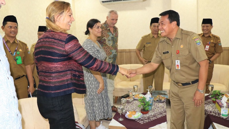 Sekda Kabupaten Tangerang Moch Maesyal Rasyid menerima kunjungan tim Dutch Water Authority (DWA), Senin (10/7).(Foto: Dok Pemkab)