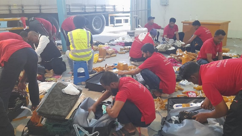 Pemeriksaan koper jemaah haji Indonesia yang terdeteksi membawa air Zamzam. (Foto: Kemeag)