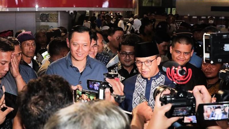 Bakal capres Anies Baswedan didampingi Ketum Demokrat Anies Baswedan usai kepulangan dari ibadah Haji. (Foto: Repro)