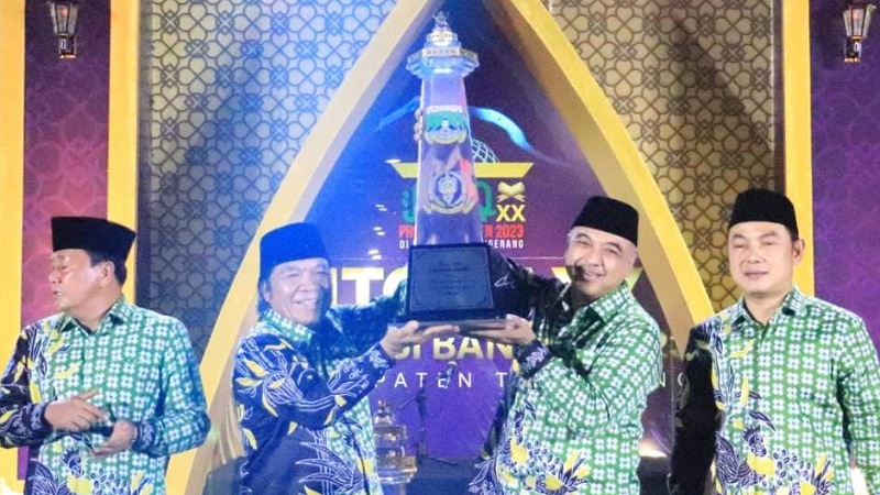 Bupati Tangerang Ahmed Zaki Iskandar dan Pj Gubernur Banten Al Muktabar mengangkat piala Juara Umum MTQ XX tingkat Provinsi Banten. (Foto: Dok Pemprov)